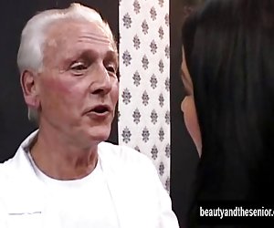 Teen vixen zurrupatu eta cogida zahar bat oilarra