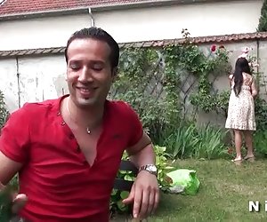 Asian neska frantziar lortzen bere ipurdian hammered kanpoko