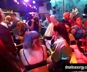 Bi club babes publikoa izatea sexu orgia